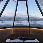 Lomakeskus Arctic Land Adventure Glass Igloos