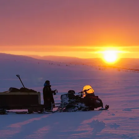 Arctic Land Adventure Glass Igloos منتجع