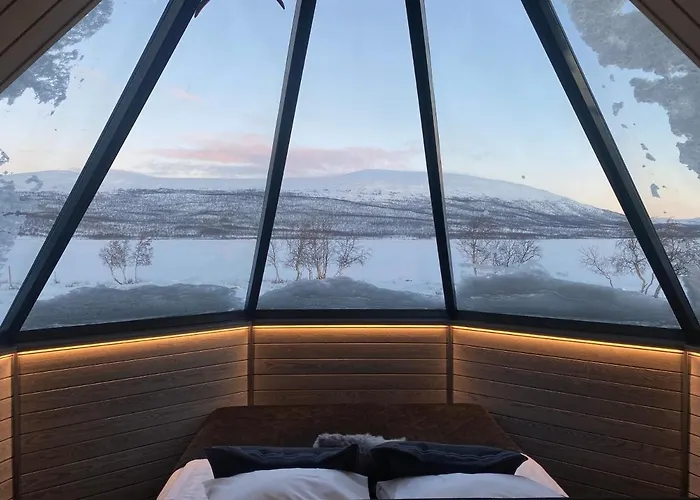 אתר נופש Arctic Land Adventure Glass Igloos