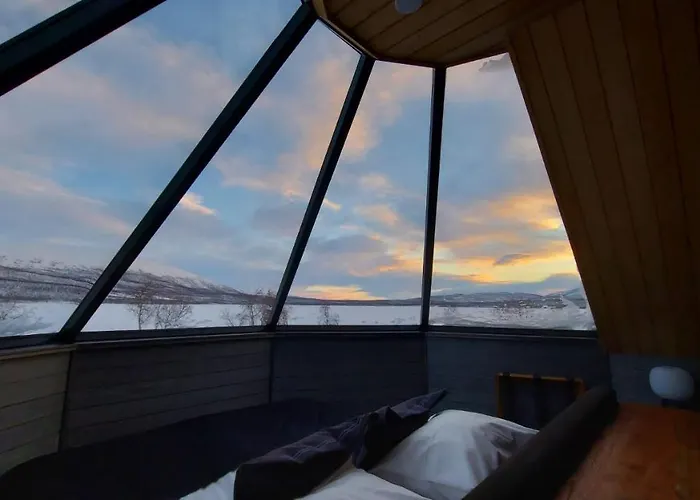 אתר נופש Arctic Land Adventure Glass Igloos