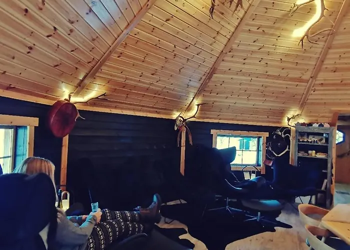 אתר נופש Arctic Land Adventure Glass Igloos