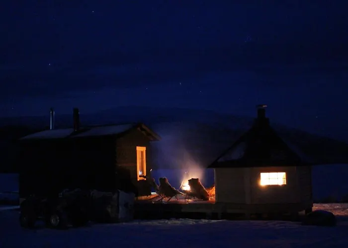 אתר נופש Arctic Land Adventure Glass Igloos